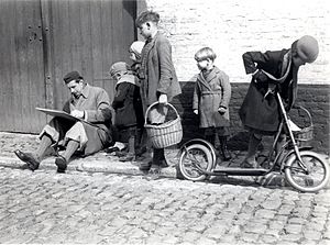 1936 avril 7 Lismonde dessinant église de Diest (photo Léon van Dievoet)