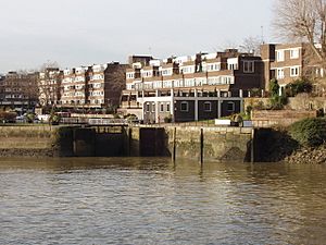 Brentford Dock lock gates and Justin Close - geograph.org.uk - 1086302