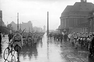 Bundesarchiv Bild 102-00772, Dortmund, Letzte Franzosen verlassen die Stadt