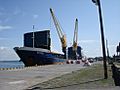 Buque descargando fertilizantes en el puerto de Tumaco