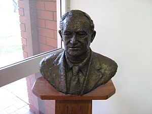 OIC dongara david brand statue in shire chambers