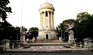 Soldiers' and Sailers' Monument Manhattan full site at dusk