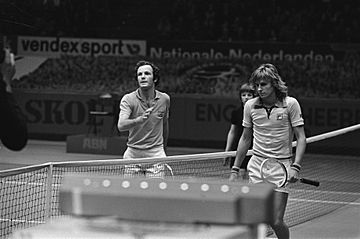 ABN-wereldtennistoernooi in Rotterdam Tom Okker (l) en Bjorn Borg (r) na afloop, Bestanddeelnr 927-7842