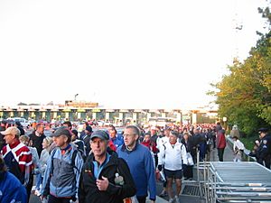 Marathon 2007 Bus Unloading