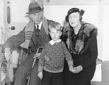 Sinclair Lewis with Dorothy Thompson and son 1935