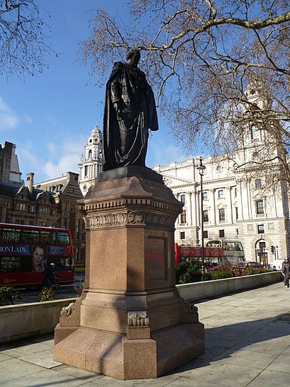 Benjamin Disraeli monument.JPG