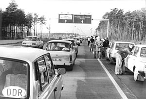 Bundesarchiv Bild 183-1989-1112-009, Zarrentin, Grenzübergang