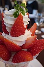 Strawberry Parfait, Senbikiya (6639279479).jpg