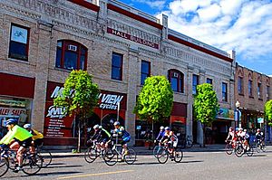 Hood River Bicyclists (Hood River County, Oregon scenic images) (hooD0006a)