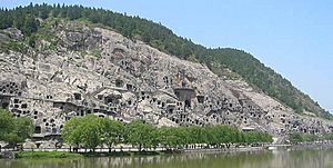 Longmen-grottoes-longmen-mountain-from-a-distance