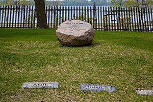 Paul Wellstone Grave Minneapolis Minnesota (17405715191)