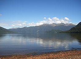 Lake hauroko.jpg