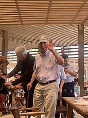 Vargas Llosa con gorra de Universitario de Deportes