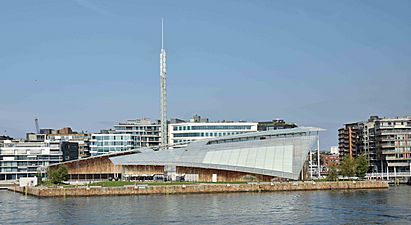 Astrup Fearnley Museet og skulpturparken sett fra sjøen