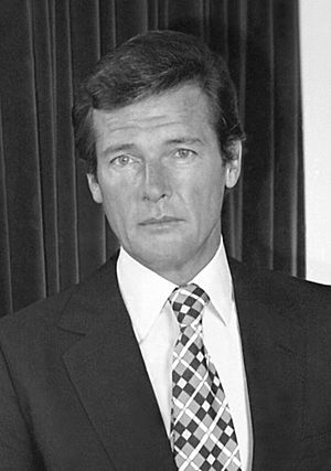 Roger Moore 12 Allan Warren Cropped.jpg