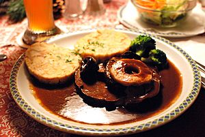 Tiroler wildschweinbraten mit buttermilchservietten