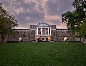 Bascom Hall 05-18-2013 212 (11992982586)