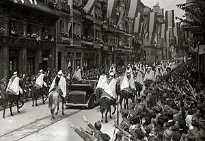 Francisco Franco escoltado por la Guardia Mora visita San Sebastián una vez finalizada la guerra (8 de 8) - Fondo Marín-Kutxa Fototeka