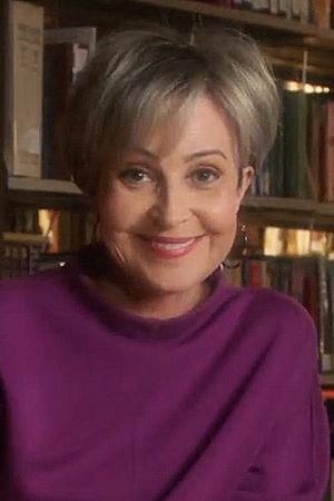 Annie Potts, 2019 (T6I0YV6Az8c).jpg