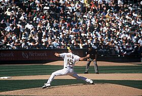 Tim Hudson pitching Oakland-108 (37624169181)