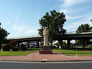 2009-0726-CA-Bakersfield-GarcesCircle (cropped)