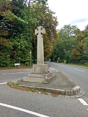 Arkley War Memorial 01.jpg