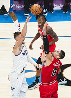 Nikola Vucevic blocks Kristaps Porzingis, Wizards vs. Bulls (cropped)