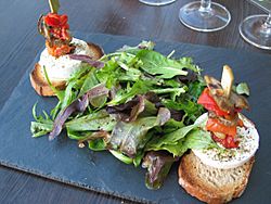 Salade mesclun et chèvre chaud sur toasts.jpg