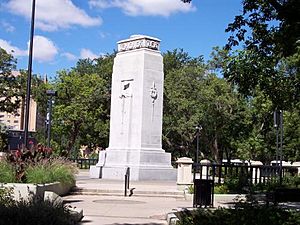 Victoria park cenotaph.jpg