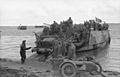 Bundesarchiv Bild 101II-MN-2781-19, Russland, Landungsboot mit Zugkraftwagen