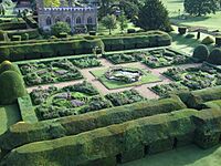 Sudeley Castle Queen's Garden (2551357063)