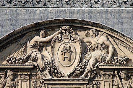 Pediment war cour Carree Louvre