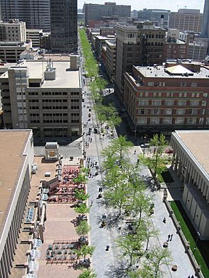 2006-04-23 - 16th Street Mall from D&F Tower