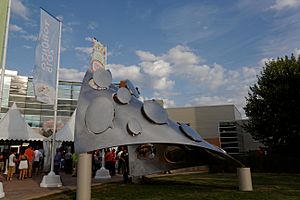 Art at Oshawa Arena (19482839093)