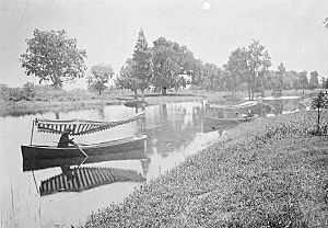 CityParkLagoonCanoeShade1900