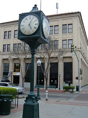 Bob Hart Square clock3