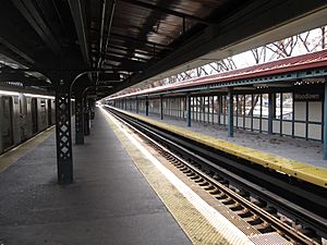 Woodlawn IRT Jerome Avenue 1379.JPG