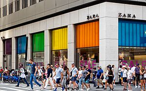 Zara Storefront (48155639387).jpg