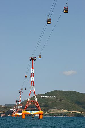 Hanging cabins to Vinpearland