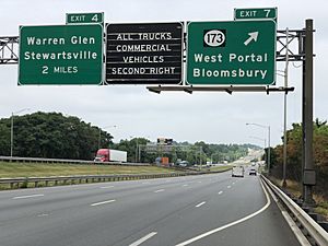 2020-07-09 10 02 48 View west along Interstate 78 and U.S. Route 22 (Phillipsburg-Newark Expressway) at Exit 7 (New Jersey State Route 173, West Portal, Bloomsbury) in Bloomsbury, Hunterdon County, New Jersey