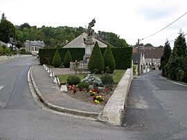 The monument to the dead of Noyant-et-Aconin