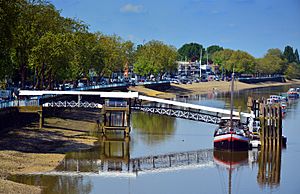 Putney Pier from Putney Bridge (14091589282).jpg