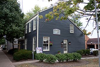 SaltBoxHouse1.jpg