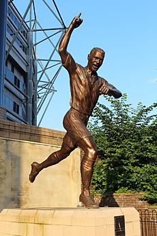 Statue Shearer Newcastle Tyne 4