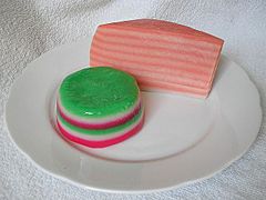 Kue lapis - driekleur en rozen.jpg