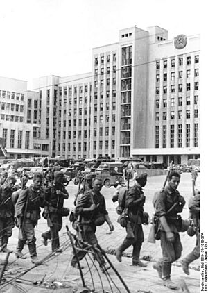 Bundesarchiv Bild 101I-137-1010-37A, Minsk, deutsche Truppen vor modernen Gebäuden