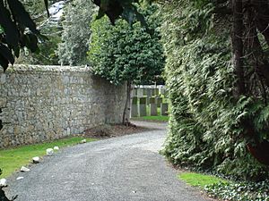 Friends Burial Ground, Temple Hill.JPG