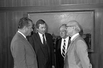 Bundesarchiv Bild 183-1988-0629-035, Berlin, Erich Honecker empfängt Waffengeneral Kiszczak