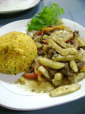 Lomo saltado arroz amarillo