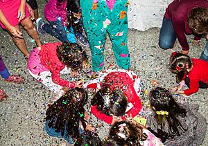 Niños jugando en piñata